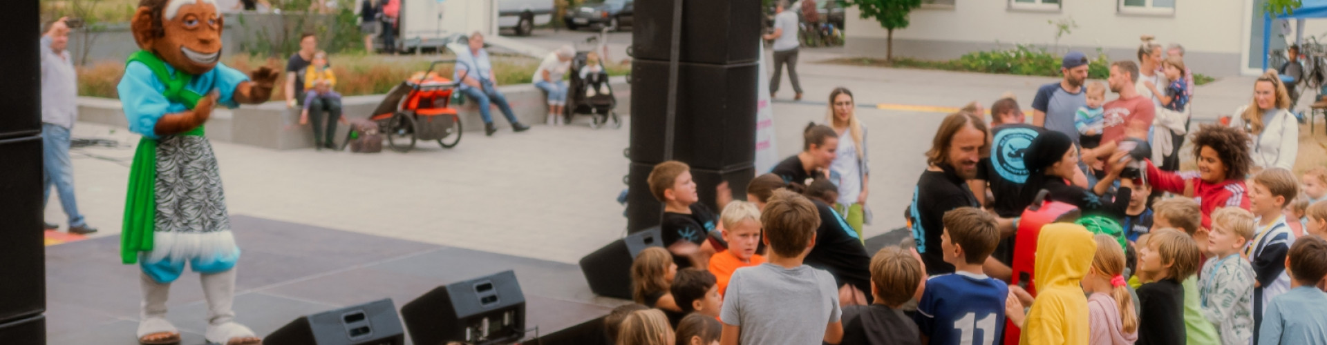 Kinder schauen Bühnenprogramm an