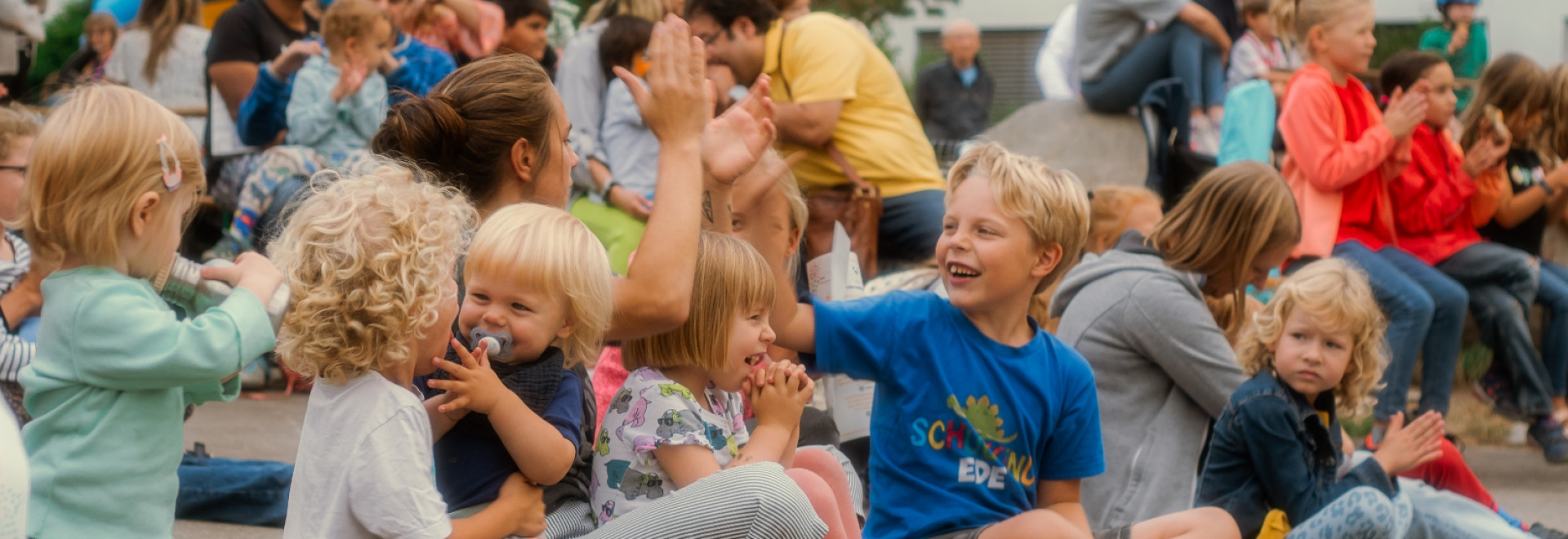 Kinder sitzen auf dem Boden und spielen