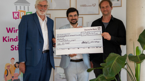 Auf dem Bild (von links nach rechts): Dr. Martin Hamburger (Vorstandsmitglied der Bethe-Stiftung), Üwen Ergün (Gründer & Vorsitzender der Geschäftsführung des KRF) und Florian Bethe (Vorstandsmitglied der Bethe-Stiftung).