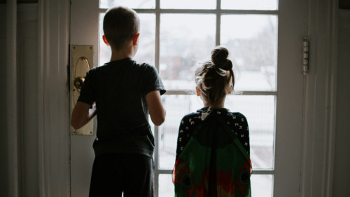 Kinder gucken aus dem Fenster