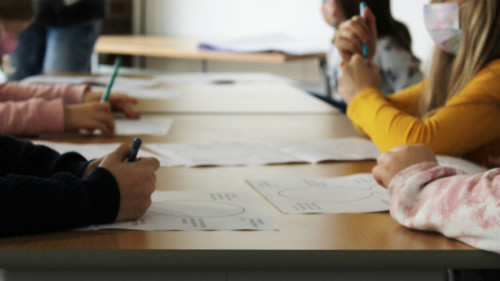 Kinder arbeiten am Tisch