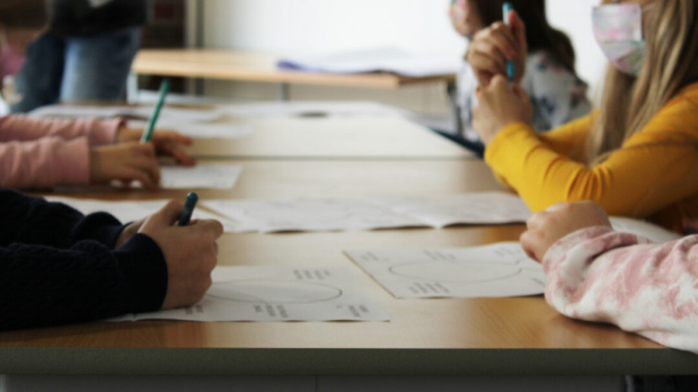 Kinder arbeiten am Tisch Kinder arbeiten am Tisch