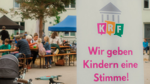 Banner mit: Wir geben Kindern eine Stimme