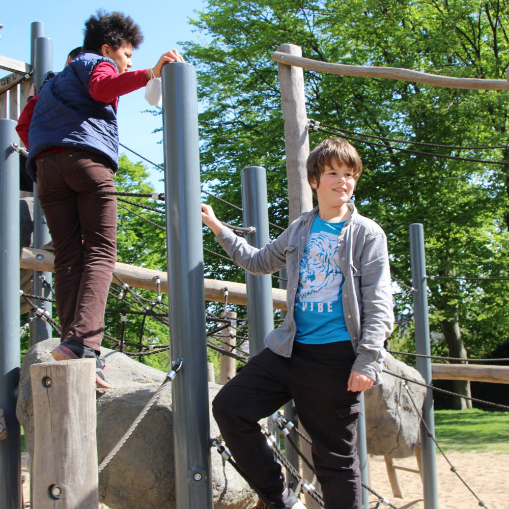 Zwei Jungen klettern auf dem Spielplatz