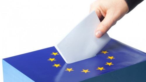 Wahlzettel in Kasten mit Markierung der EU-Flagge