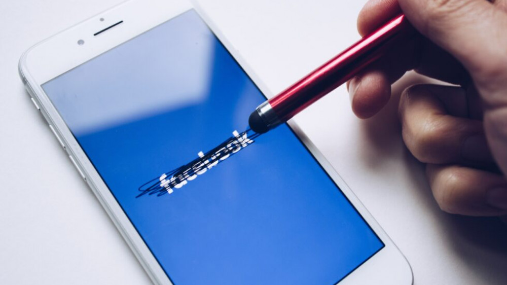 Facebook Jugendschutz Smartphone mit Facebook-Logo durchgestrichen
