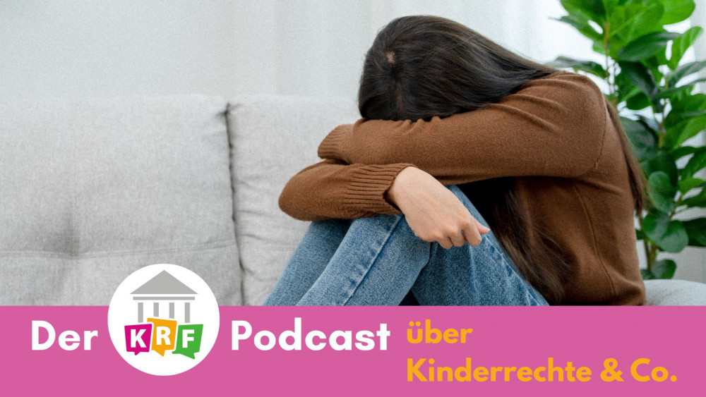 Kind weint Mädchen legt traurig Kopf auf ihren Armen ab