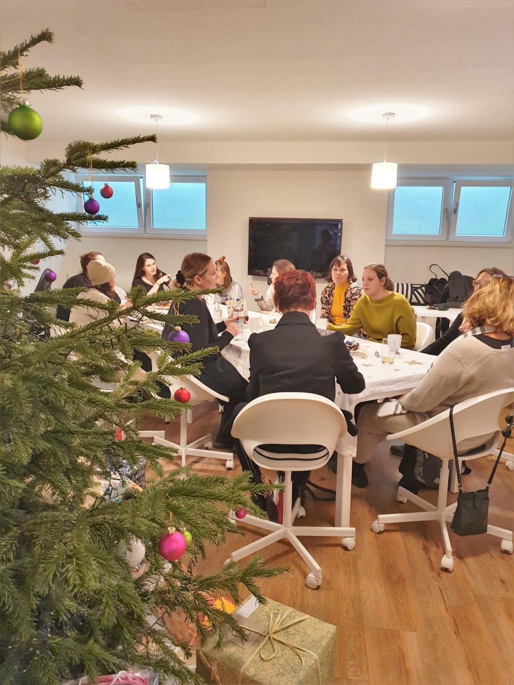 Adventstreffen mit Frauenhäusern im KRF-Büro Adventstreffen mit Frauenhäusern im KRF-Büro