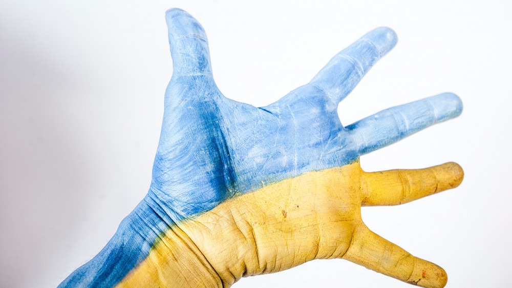 Hand angemalt mit ukrainischen Farben