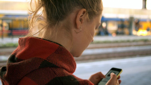 Teenager guckt auf Handy