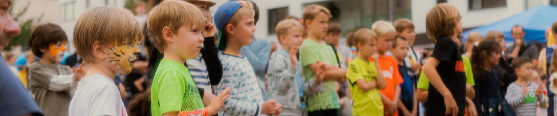 Viele Kinder schauen gespannt zu